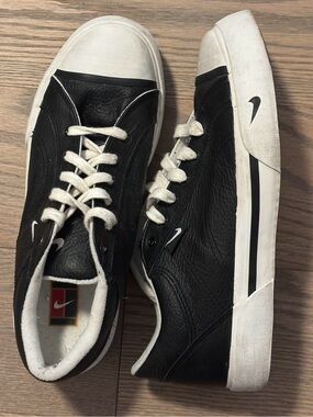 Nike Women’s Low Top Leather Sneakers – Size 8.5